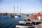 Schweden, Segelschiff, Hafen, Holzhäuser, Steg.