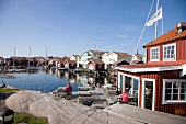 Schweden, Smögen, Terrasse Hotel Sea Lodge, Hafen, Felsen.