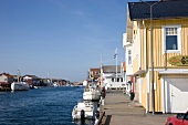 Schweden, Smögen, Hafen, Haus gelb, Boote, Stadt.
