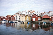 Schweden, Ellös, Häuser, Steg, Boote , bewölkt.