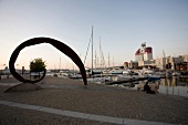 Schweden, Göteborg, Hafen, Boote, Skulptur, Hochhaus rot-weiß.