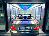 BMW-Cabrio, silber im Glas-Fahrstuhl , BMW Welt München