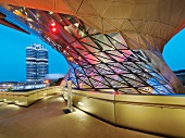BMW-Gebäude, Beleuchtete Glasfassade , München