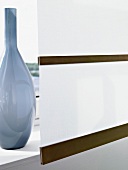 Close-up: Flächenvorhang weiß, Leisten braun, Vase