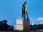 St. Petersburg: Smolni-Kathedrale, Denkmal Lenin, abends, beleuchtet