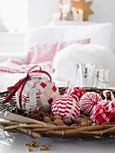 Schale mit rot-weissen Stoff-Weihnachtskugeln und Nüssen