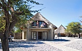 Namibia: Urlaub, Okaukuejo Camp, Haus, Menschen auf Balkon