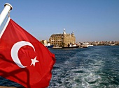 Istanbul: Fähre auf dem Bosporus, türkische Flagge, Bahnhof Haydarpasa
