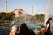Istanbul: Hagia Sophia Moschee, Springbrunnen, Himmel blau, Menschen
