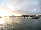 Istanbul: Fähren auf dem Bosporus, Abenddämmerrung