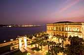 Istanbul: Hotel Kempinski im Ciragen Palast, Bosporus, nachts, beleuchtet