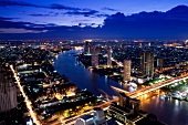 Thailand: Bangkok bei Nacht, Skyline Brücke, Fluss, Lichter