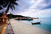 Thailand: Ko Phi Phi, Strand, Boote, Meerblick, Dämmerung, Lichter