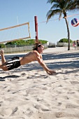 Mann beim Beach Volleyball Netz