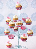 Möhren-Cupcakes mit Topping in Cupcake-Ständer