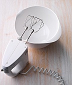 Hand mixer with bowl