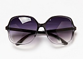 Sunglasses with square frame and purple gradient