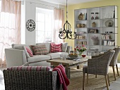 Wohnzimmer im Country-Look mit Möbeln aus Flechtwerk und Holz