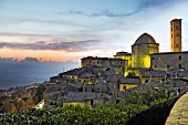 Italien, Toskana, Volterra, Altstadt mit Campanile und Baptisterium