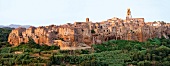 Italien, Toskana, Stadtansicht von Pitigliano auf einem Tuffsteinmassiv