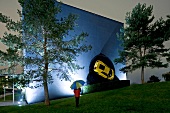 Autostadt Wolfsburg: der Lamborghini Pavillon, Besucher mit Regenschirm