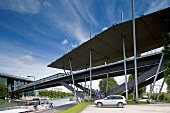 Autostadt Wolfsburg: die Stadtbrücke über den Mittellandkanal