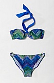 Gemusterter Neckholder-Bikini mit silbernen Ringelementen