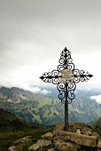 Deutschland, Allgäu, Gipfelkreuz, Aussicht auf Berge und Wolken