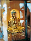Eine goldene Buddha-Statue 