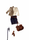 Leinenjacke, Bluse, Rock, dunkelblau Halskette, Ballerinas, Ledertasche