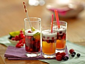 Büfetts, Longdrinks mit Beeren in Gläsern