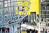 Autostadt Wolfsburg: KonzernForum, Globus, Kunst-Installation, Besucher