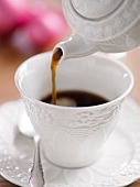Büfetts, Kaffee wird in weiße Porzellantasse gegossen