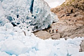 Wallis, Wanderer vor der Eiswand, Aletschgletscher, am Märjelesee