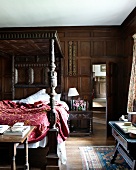Schlafzimmer mit Holzvertäfelung im "Great Chalfield Manor"