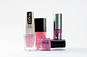 Vier Sorten Nagellack in Pink und Lila