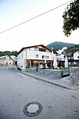 Außenansicht des Hotels "Weisses Rössl" in Südtirol