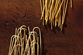 Zwei Arten Spaghetti auf Holzuntergrund