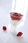 "Cocktail Chiller": Innenkelch mit Getränk, Außenkelch mit Eis gefüllt