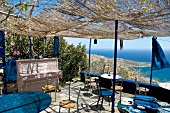 Kreta: Terrasse, Taverne in Livanian a, rosa Piano, Meerblick