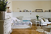 Wohnen im schwedischen Wohnstil Schlafzimmer, Bett, Holzpaneel, weiß
