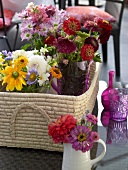 Verschiedene Schnittblumen, Vasen, Korb, pink