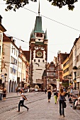 Schwarzwald: Freiburg, Martinstor, Altstadt, Menschen, sommerlich