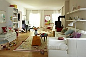Wohnraum mit hellen Möbeln und Bollerofen