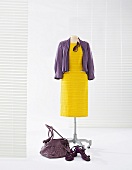 Sommermode: Etuikleid in Gelb mit Lederjacke in Lila aus Velours