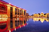 Eingang des Tivoli spiegelt sich im Brunnen am Axeltorv, Kopenhagen