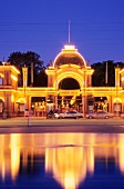 Eingang des Tivoli spiegelt sich im Brunnen am Axeltorv, Kopenhagen