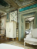 Italienischer Palazzo: Sessel und Schrank, antik, Rautenmuster an Wand