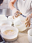 Arbeit mit Handschuhen in der Käserei, close-up