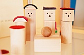Holzfiguren in der Spieltherapie, close-up